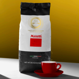 Lote Gold Cuvée em Grão com uma chávena vermelha